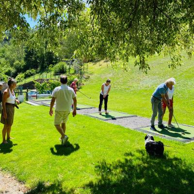 Gruppe auf dem Berggolfplatz in Winningen