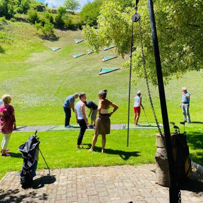 Gruppe auf dem Berggolfplatz in Winningen